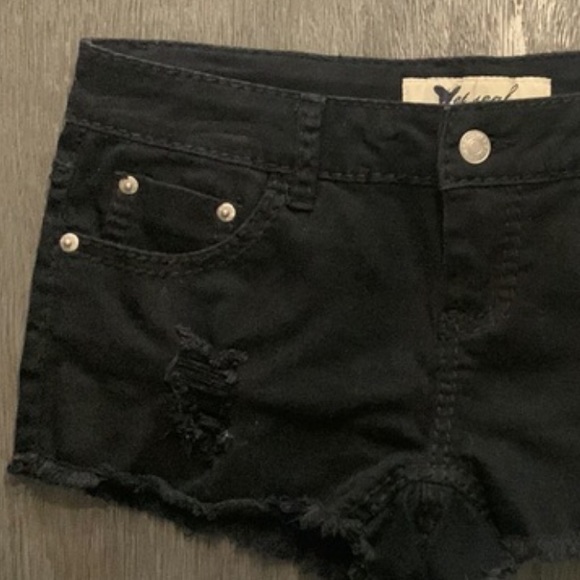Wet Seal Black Distressed Frayed Hem Jean Shorts - Picture 4 of 9